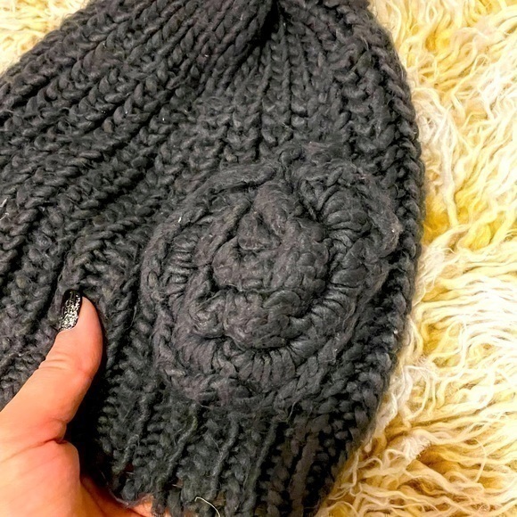 Grey flower beanie - Picture 3 of 3